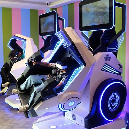 Lagoona Beach Luxury Resort And Spa Al Manamah Esterno foto A racing simulator