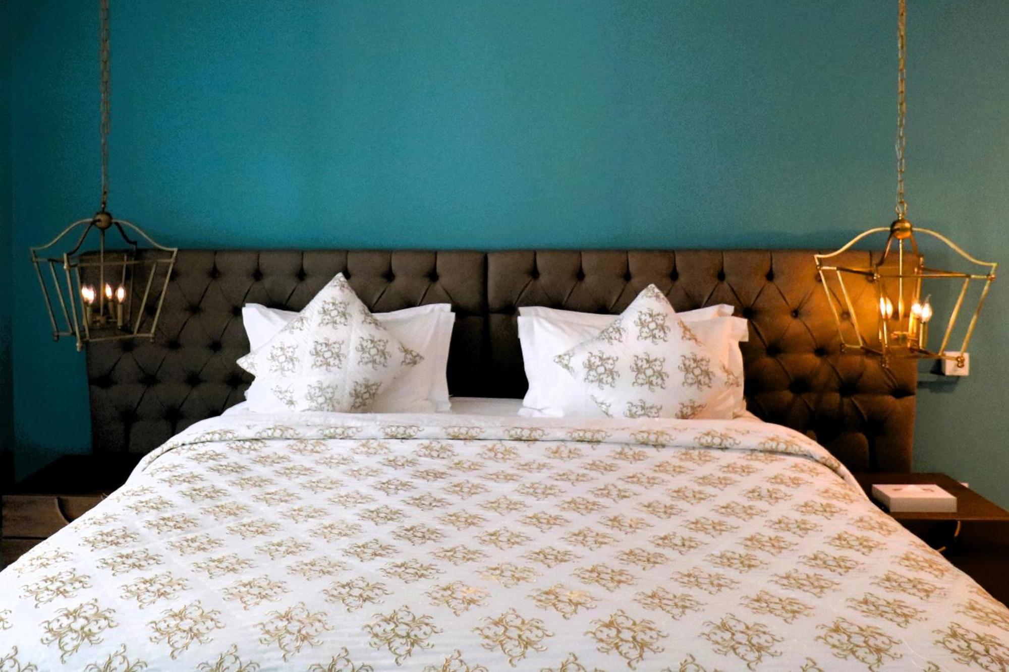 Lagoona Beach Luxury Resort And Spa Al Manamah Esterno foto A bed with a duvet