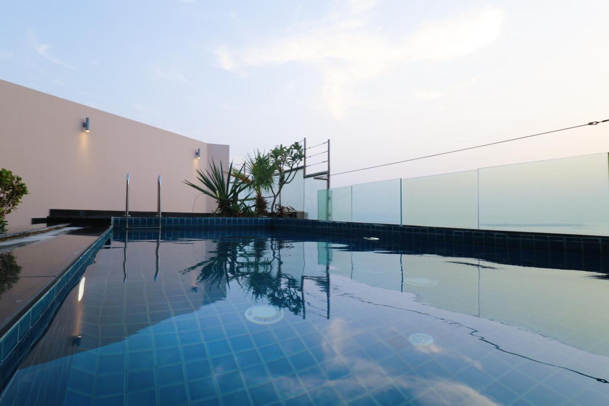 Lagoona Beach Luxury Resort And Spa Al Manamah Esterno foto Rooftop pool at the hotel