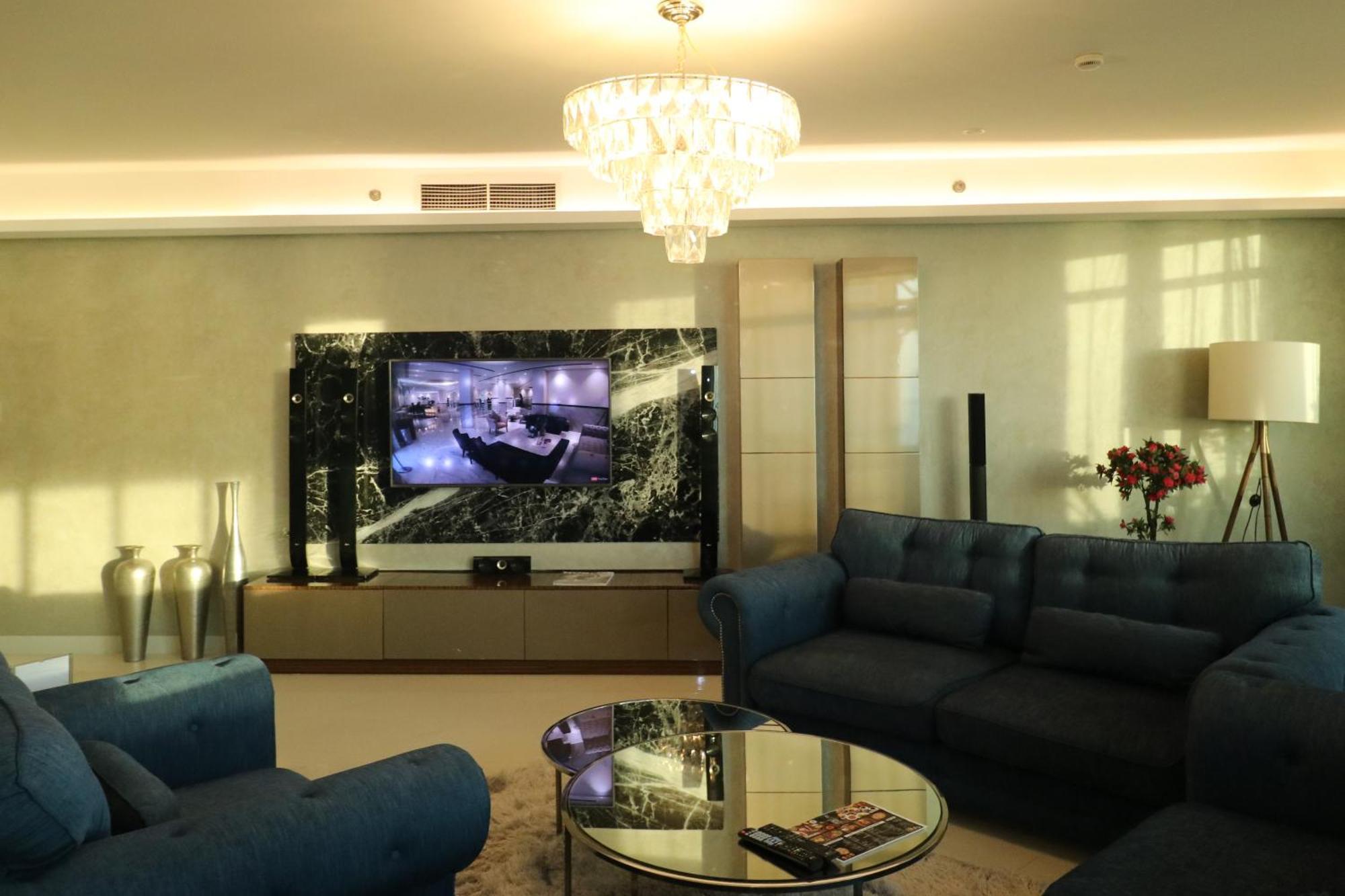 Lagoona Beach Luxury Resort And Spa Al Manamah Esterno foto A living room with a television