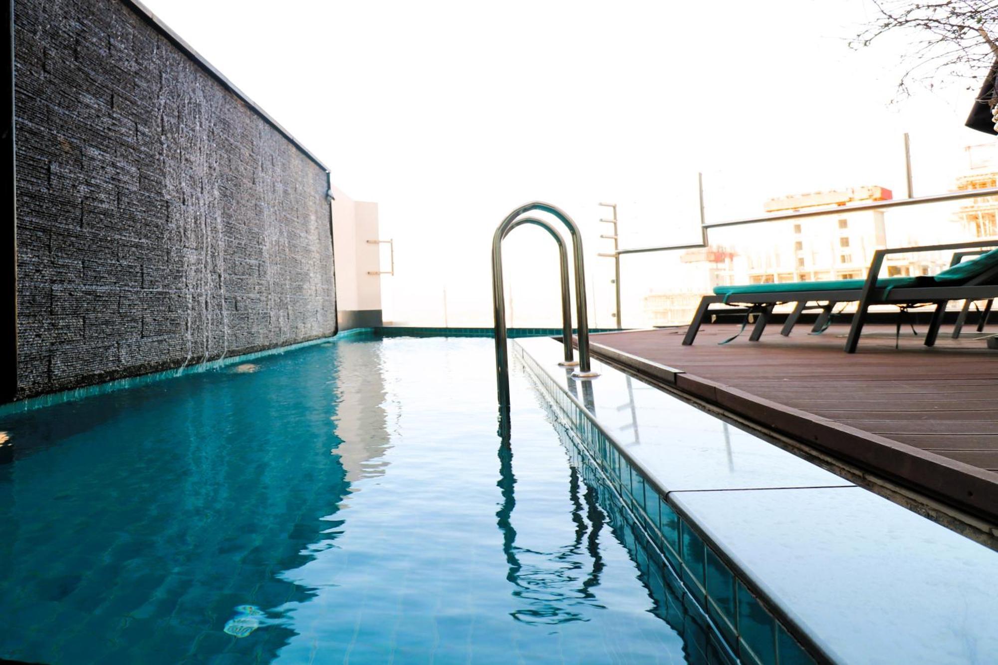 Lagoona Beach Luxury Resort And Spa Al Manamah Esterno foto The rooftop pool at the hotel