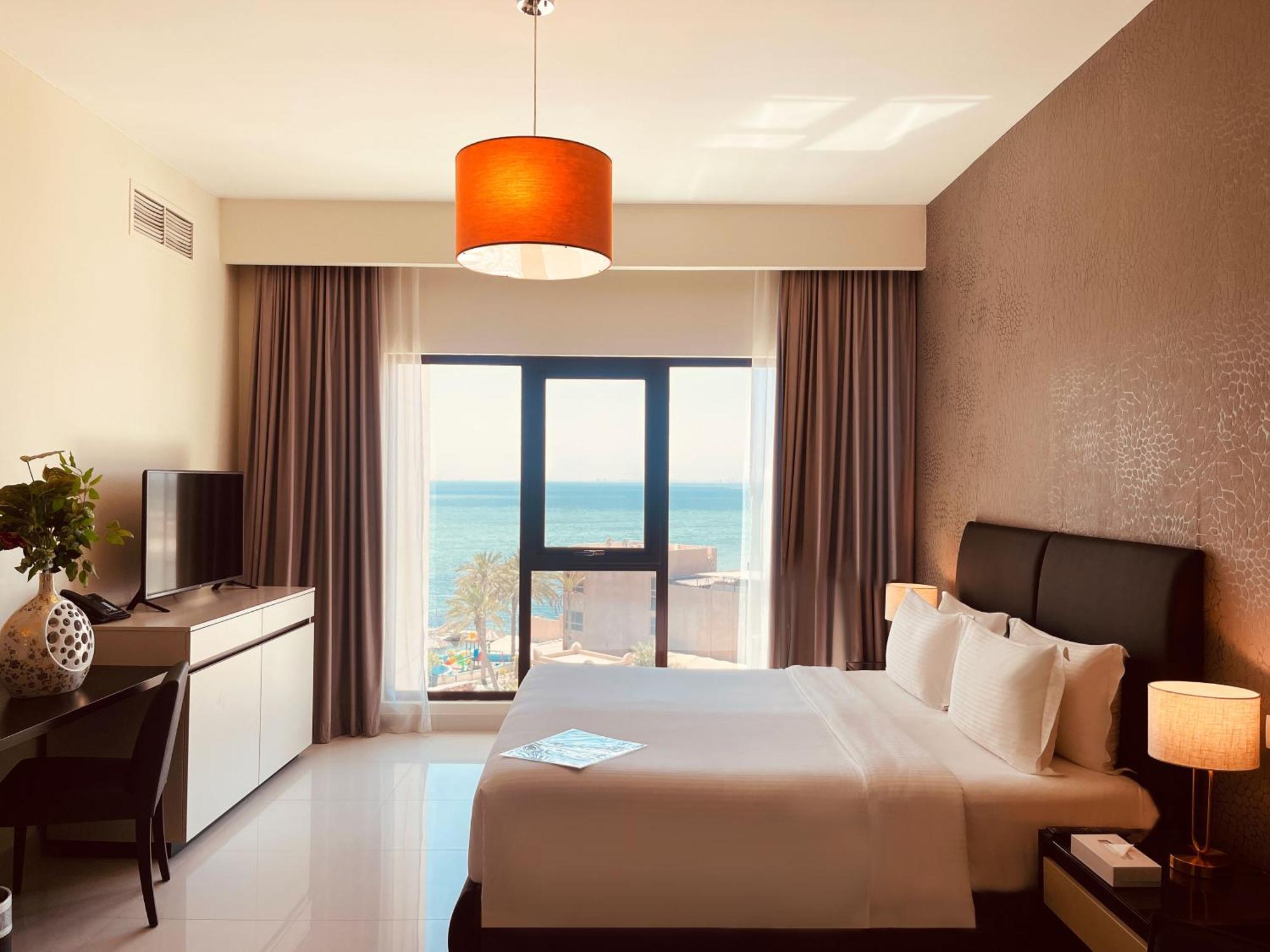 Lagoona Beach Luxury Resort And Spa Al Manamah Esterno foto A bedroom at the hotel